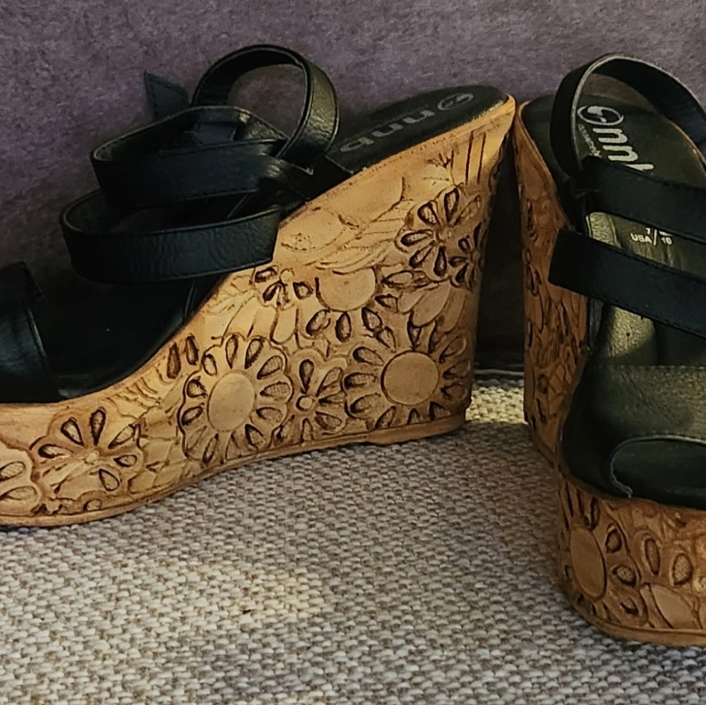Faux cork wedge. Beautiful carved details.